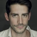 Simon Cotton als Adrian