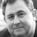 Pablo Raybould als Bishop Barbuto