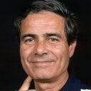 Nino Castelnuovo als Corteggiatore (uncredited)