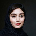 Diba Zahedi als Sara
