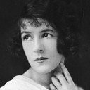 Josie Melville als Mrs. Hawkins