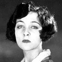Lorna Duveen als Jean Farot, the daughter