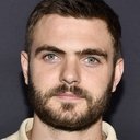 Alex Roe als Dylan St. Clair