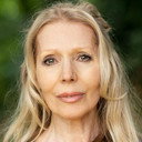 Andrea Coombs als Mrs. Vaux