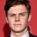 Evan Peters als Ricky Hobbs