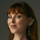Ruth Connell als Mourner