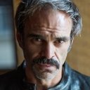 Steven Ogg als Howard