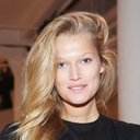 Toni Garrn als The Seamstress