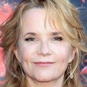 Lea Thompson als Caroline Duffy