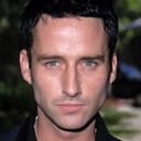 Glenn Quinn als Scott Anderson (segment "The Locket") / Paramedic #1 (segment "The Campfire")