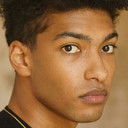 Yalany Marschner als Dennis Fling