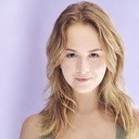 Sophie Tananbaum als House Party Teen Who Texts in Bed