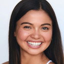 Siena Agudong als Scarlett