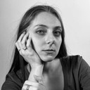 Gaia Peressini als Aretha Coltrani-Hearst