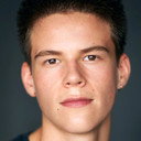 Indy Urban als Young Johnny Cage