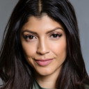 Erika Medina als Karen Pool Club Mom