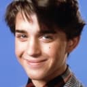 Ilan Mitchell-Smith als Jerry