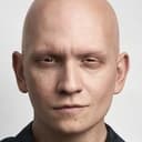 Anthony Carrigan als Dennis Caleb McCoy