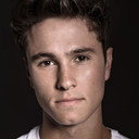 Michael Ronda als Simón Álvarez