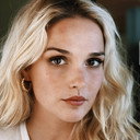 Camille Lou als Giovanna Deluca
