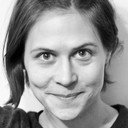 Karin Webb als The medium