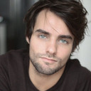Yoann Moëss als Simon