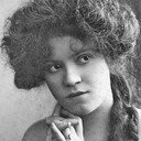 Helen Wright als Mrs. Bennett