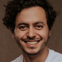 André de Oliveira als James