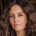 Mercedes López Renard als Reporter Connie Sanchez