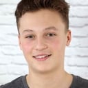 Lui Eckhardt als Fourteen-Year-Old Theo