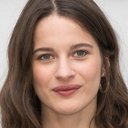 Rebecca Marder als Lola