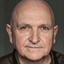 Archie Kelly als Kenny Senior