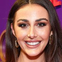 Chloe Veitch als Self - Host