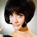 Amanda Barrie als Cleopatra