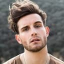 Nico Tortorella als Jake