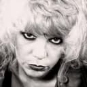 Wendy O. Williams als Charlie Chambliss