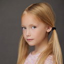 Layla Douglas als Young Kitty