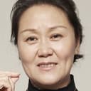 Zhang Aiyue als Mother Zhang