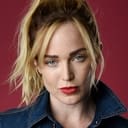 Caity Lotz als Pacific Vista Cheerleader