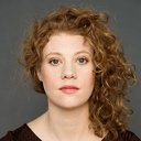 Kathleen Stavert als Communications Operator