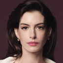 Anne Hathaway als Emily Lombardo