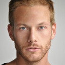 Tanguy De Backer als Sans abri devant l'église