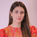 Ayeza Khan als Dr. Rabail