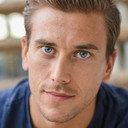 Nick Hart als Leo