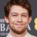 Joe Alwyn als Lawrence Stirling