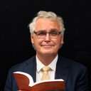 Rob Bruce als Professor Cecil Fenton