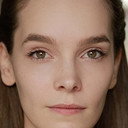 Carys Bowkett als Emily