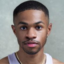 Justen Ross als Riley