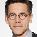 Brian Dietzen als James