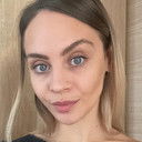 Olívia Csúcs als Birthday Restaurant Waitress